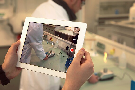 Im Labor wird mit dem Tablet ein Video aufgenommen.
